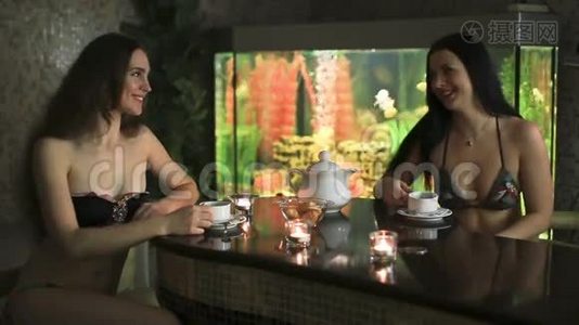 两位白种人女孩在温泉桑拿浴中享受茶道视频
