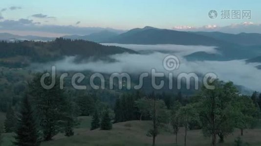 飞越多雾的乌克兰喀尔巴阡山脉视频