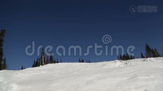 在山上滑雪视频
