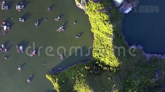 空中观景湾，岛上有漂浮的房屋和船视频