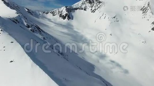 冬天的山和云视频