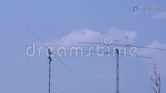 带云的电信塔.. 用于传送电视信号视频