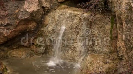 一条小溪在石头间流淌视频