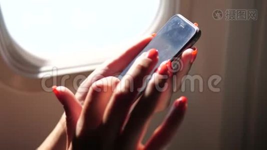 女人的特写`用电话，坐在飞机的窗口视频