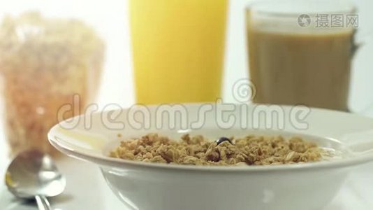 浆果滴在早餐麦片里视频