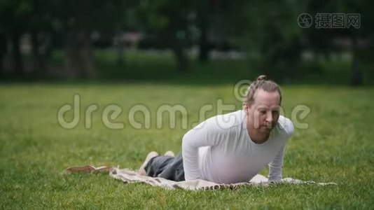 瑜伽教练在公园里展示锻炼的灵活性视频