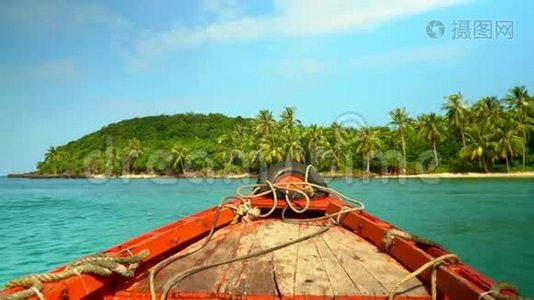 小渔船漂到热带小岛.. 白沙的美丽绿岛.. 蓝色的水围绕着视频