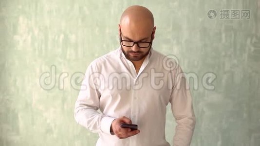 人短信短信使用应用在智能手机上。 英俊的年轻商人用智能手机微笑着快乐地穿着西装夹克视频