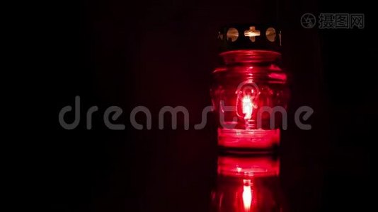 红色记忆灯笼的时间推移，在黑暗的镜子背景上用颤抖的火焰蜡烛。视频