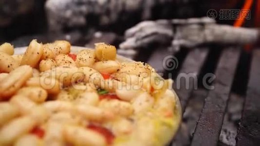 在森林营火橙火烧烤盘上准备的美味的哈立可豆罐头沙拉，近距离观看视频