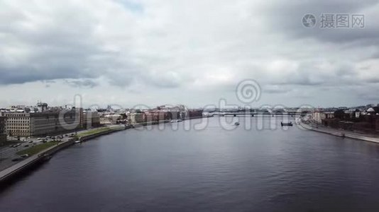 俄罗斯圣彼得堡的鸟瞰图。 在夏日，飞越市中心、涅瓦河和河堤视频