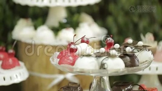 户外婚礼糖果吧。 甜点摊上美味的纸杯蛋糕的特写镜头。 不是人。视频