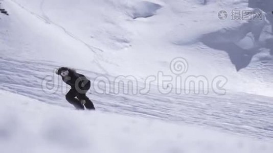 滑雪胜地。 滑雪者骑在斜坡上，突然断裂。 喷雪。 景观视频