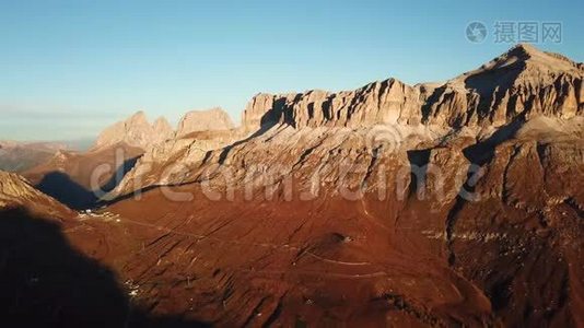 意大利阿尔卑斯山日出，帕索波多伊，多洛米斯，意大利。 空中镜头。视频