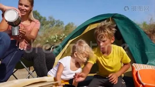 一家人去野营野餐视频