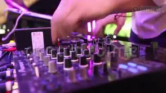 DJ搅拌机按钮特写，DJ`晚上工作，婚礼派对视频