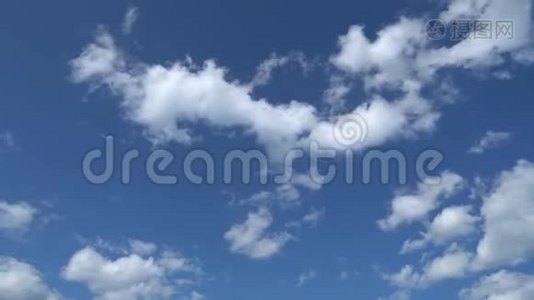 只有夏天的蓝天有着快速移动的变质白云。 全高清延时镜头视频