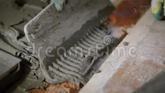 工头用抹子把水泥找平的过程，手里拿着一个工具，引导他们通过视频