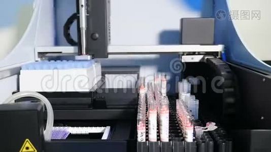 实验室分析诊断机.. 装有带血的容器或试管的机器人机械臂视频