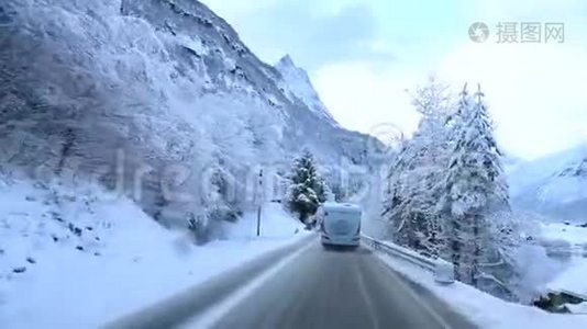卡车正在挪威山区的一条冬季公路上行驶视频