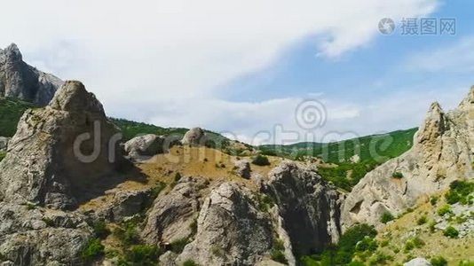 在青山和蓝天的背景下俯瞰岩脊。 中枪。 美丽的山岩景观视频