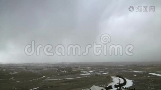 巨大的暴风雪席卷整个景观视频