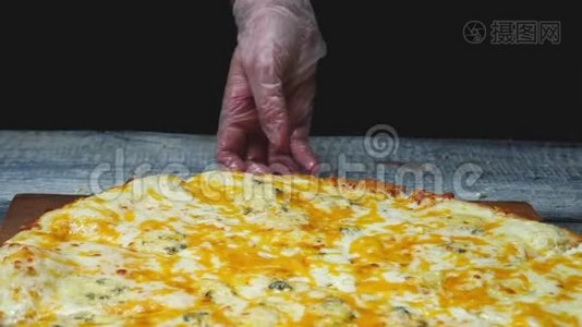 男人的特写镜头取美味的披萨和奶酪。 框架。 男人吃一块意大利披萨，拉着开胃菜视频
