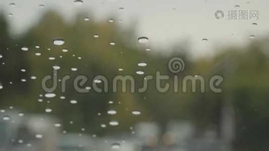 雨天驾驶汽车慢动作，挡风玻璃视野-汽车前灯，树木视频