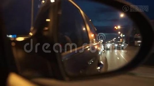从夜间移动汽车的侧镜后视镜。视频