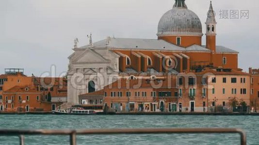 威尼斯，意大利，2017年9月7日：大运河，观赏世界著名的威尼斯运河，在那里有贡多拉斯和游客。视频