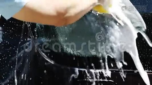 人洗车动作缓慢视频