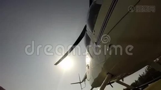 高地的低空飞行直升机。 小型轻型航空。 螺旋桨叶片的底部视图视频