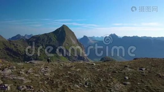 一个背着背包的女孩在山里旅行视频