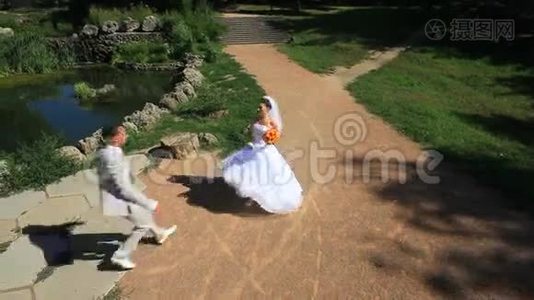 在阳光明媚的日子举行婚礼视频