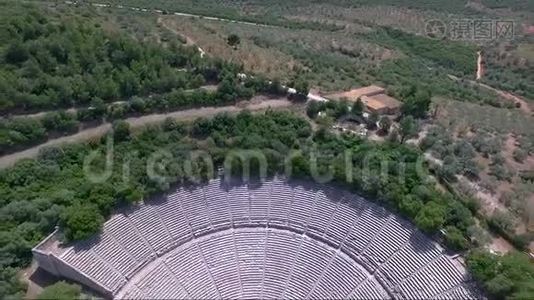 空中无人驾驶飞机拍摄的希腊Vouliagmeni湖空中无人驾驶飞机观看古剧场Epidaurus或Epidavros视频