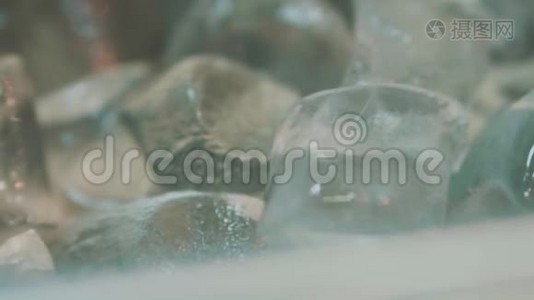 冰融化在碗里，变成融化的水视频