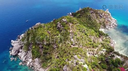 平静的五彩斑斓的蔚蓝色海近小热带火山岛科涛，独特的小天堂南园.. 医生视频