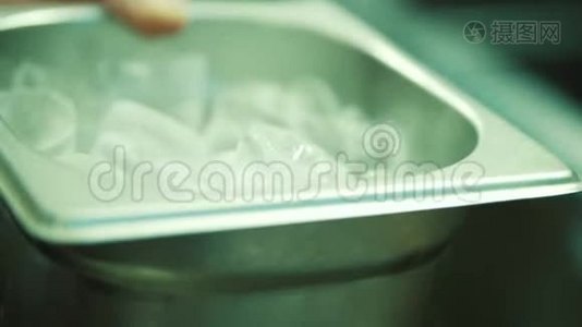 冰融化在碗里，变成融化的水视频