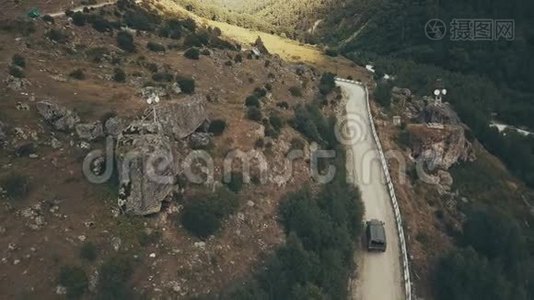 苏姆日，在蜿蜒的公路山上驾驶的无人观景卡车视频