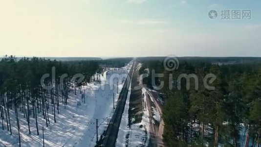 4k空中无人机镜头。 冬季森林铁路视频