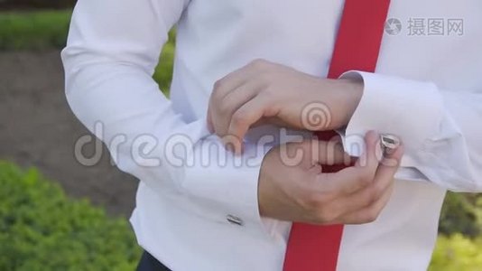 男人窝在白色衬衫上的袖扣上视频
