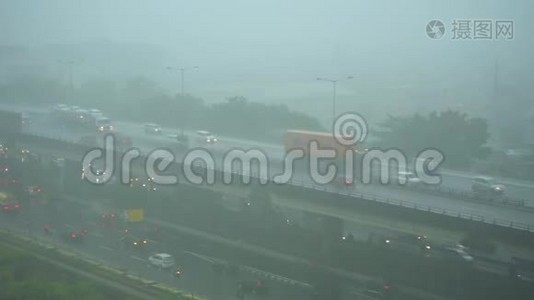 首都雅加达的街道上雨很大。视频