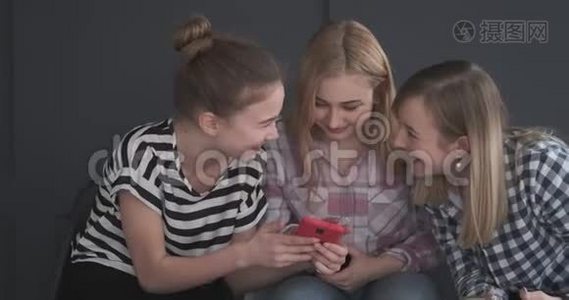 嘲笑十几岁的女孩用手机视频