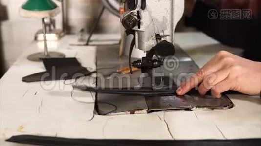 皮革工人缝制手袋手柄视频