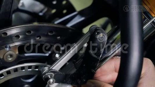 修理摩托车时，人拧开螺母视频