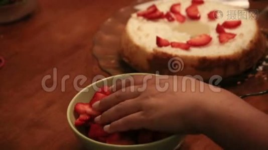 一手草莓放在蛋糕上视频