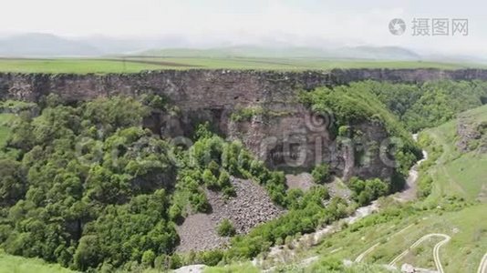 奇妙的自然现象。 亚美尼亚高加索山脉的地壳`地壳.视频
