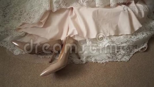 鞋子躺在新娘`衣服的背景上视频