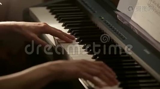 电动钢琴的女手特写视频