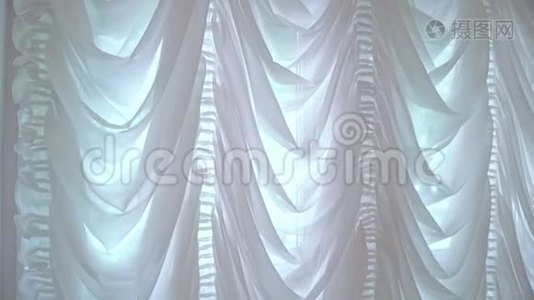 白色窗帘在豪华的内部。 把窗户上的白色窗帘拉上视频